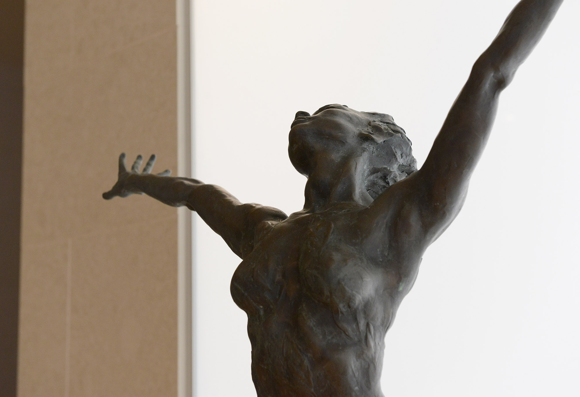 Kirsten Kokkin (født 1951) har kunstverk plassert over hele verden. Også på Vestlia Resort på Geilo. Bronseskulpturen Dafne. En gresk fjellnymfe som Apollon forsøker å vinne.