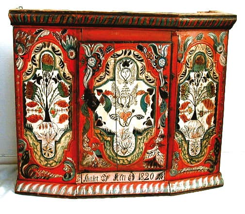 The Gundersen Collection er en imponerende samling av kunst og norske bondeantikviteter. Store deler av samlingen er stilt ut på hotellet Vestlia Resort i fjellbygda Geilo, Norge. The Gundersen Collection har også Norges viktigste private samling med grafikk av Edvard Munch. Ikke minst flere håndkolorerte grafiske verk. Henge skap Øvre Myro gård i Hol, Hallingdal, 1820 Fantastisk rosemalt hengeskap fra Hallingdal, med engler, hjerter og mye mer. Teksten sier "Malet i Året 1820". Der er malt av Elling T. Ellingsplassen fra Hol. Han var, som man kan se, sterkt inspirert av telemarksstilen. Han hadde en nærmest kalligrafisk form for dekor som gjør ham både morsom og interessant som rosemaler.