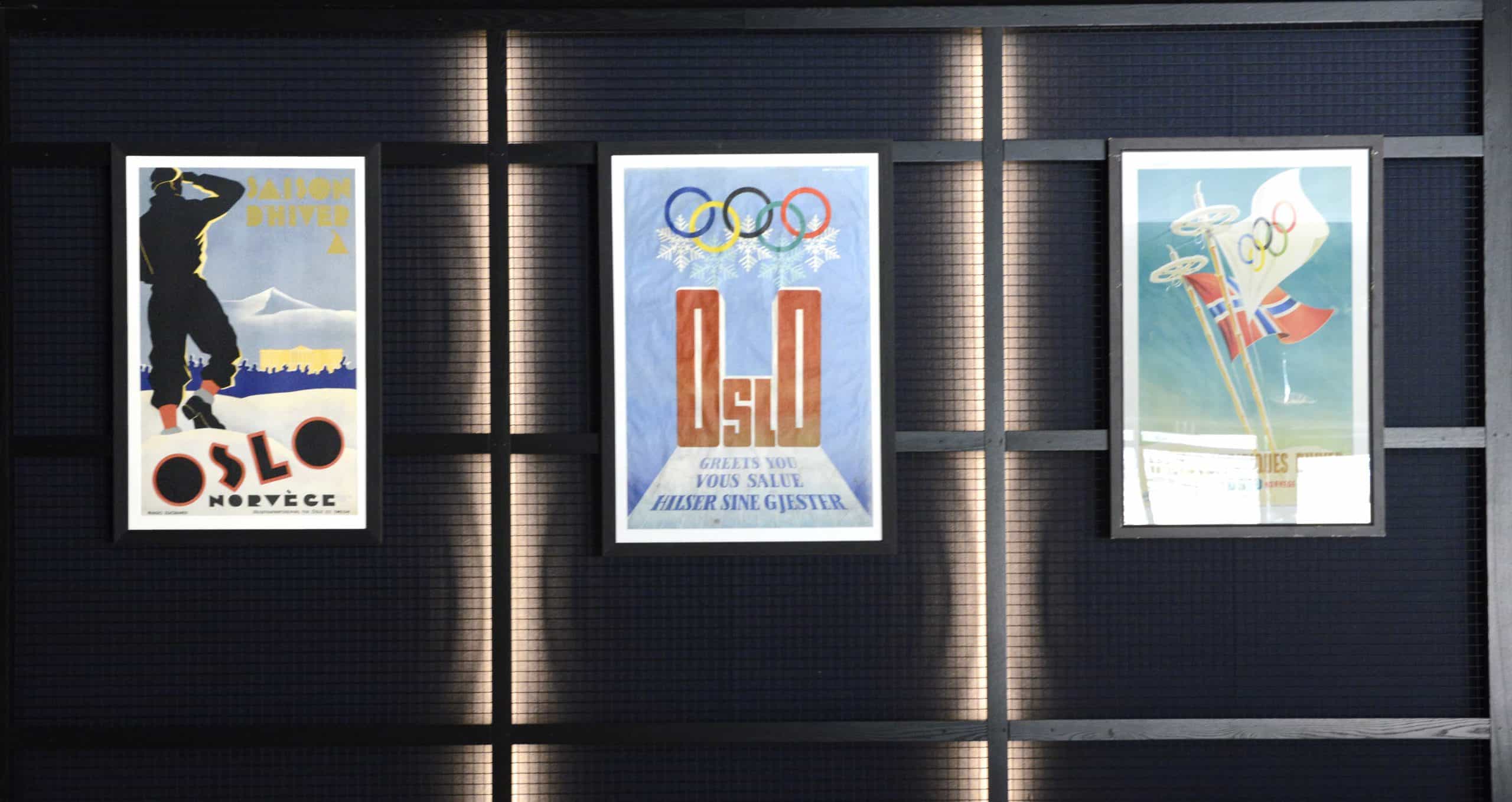 Plakatkunst Fra venstre ser vi plakaten som Bert Huszár (1878–1935) vant konkurransen til Oslo kommune i 1935. Trykket av Emil Moestue A/S, Oslo. I midten ser vi OL-plakaten fra 1952. Kunstneren Helge Kittelsen (1910-1996) designet en av tre plakater for vinterlekene. Trykket av Pedersen Lito Til høyre Knut Yran (1920-1998) sin plakat for Vinter-OL,Oslo 1952, ment for det franske markedet. Utgitt av Olympiakommiteen, SAS og NSB. Den er trykket av Pedersens Lito. Yran var 1950-årenes store norske reklametegner.