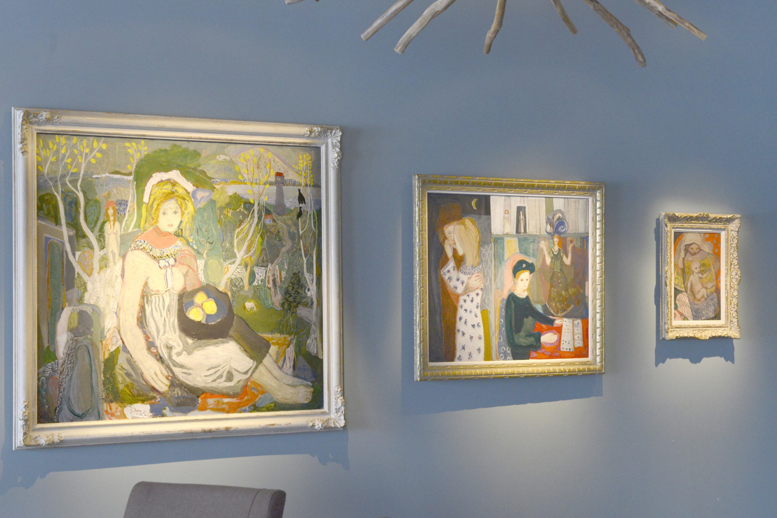 "Ung sittende kvinne i landskap" (f.v) , "Kabalen" og "Mor og barn" "Ung sittende kvinne i landskap" 1938 Olje på lerret 120x140 cm Bildet «Ung sittende kvinne i landskap» ble mellom annet vist på Venezia-biennalen i 1952. Kai Fjell er kjent for sine vakre malerier av kvinner og mødre med barn. Han var opptatt av kvinnen som en del av naturen, og de feminine kreftene i tilværelsen. ** "Kabalen" 1940 Olje på lerret 79x99 cm Kjærlighet, ensomhet, savn og drømmer kommer tydelig fram i dette banebrytende bildet. Kai Fjell fikk føle på alt dette da han kom til hovedstaden hvor alt var fremmed og konflikten mellom ambisjoner og skuffelser var sterkt. Et viktig og banebrytende arbeid.