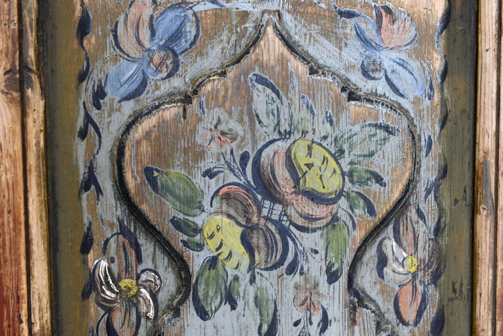 Detalj The Gundersen Collection er en imponerende samling av kunst og norske bondeantikviteter. Store deler av samlingen er stilt ut på hotellet Vestlia Resort i fjellbygda Geilo, Norge. The Gundersen Collection har også Norges viktigste private samling med grafikk av Edvard Munch. Ikke minst flere håndkolorerte grafiske verk. Samlingen inneholder også et rikholdig utvalg av eksklusive drikkekar i tre. Samlingen har også mange sentrale verk av maleren Kai Fjell. Her en detalj fra en rosemalt kannestol, trolig malt av Gunnar E. Veggesrudlia (1798-1869) som var fra Eggedal. Han var tidliger kjent som Gunnar Målaren.