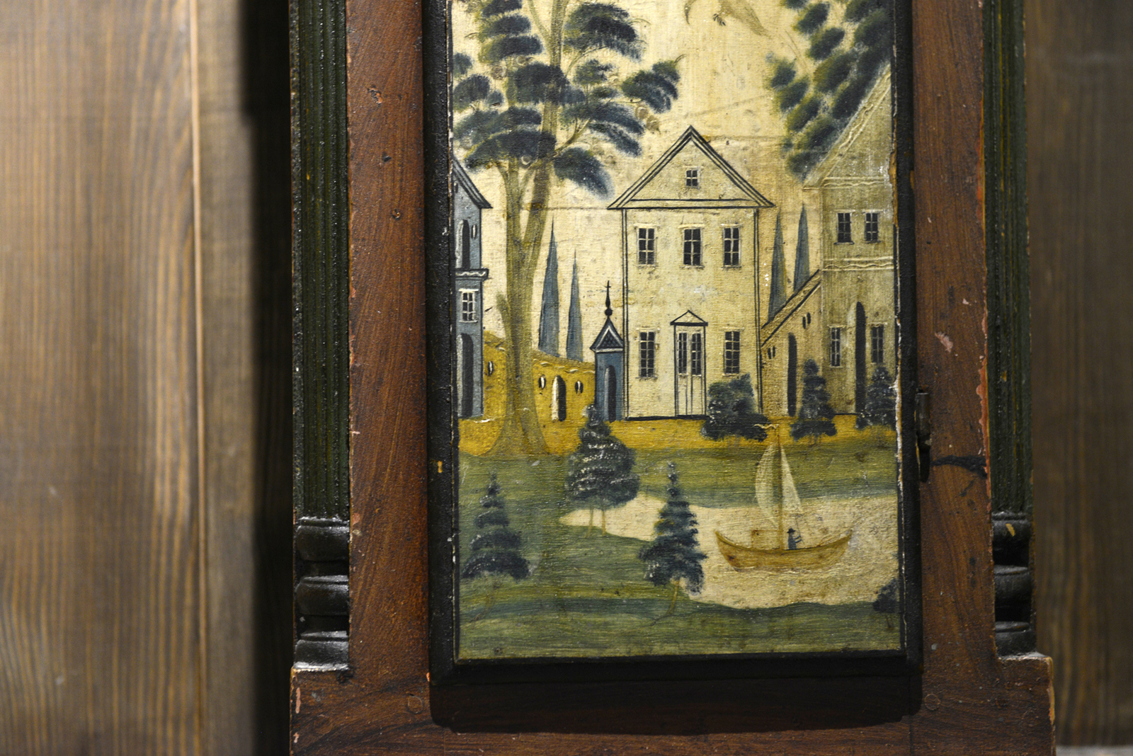 Sebjørn Kverndalen The Gundersen Collection er en imponerende samling av kunst og norske bondeantikviteter. Store deler av samlingen er stilt ut på hotellet Vestlia Resort i fjellbygda Geilo, Norge. The Gundersen Collection har også Norges viktigste private samling med grafikk av Edvard Munch. Ikke minst flere håndkolorerte grafiske verk. Samlingen inneholder også et rikholdig utvalg av eksklusive drikkekar i tre. Samlingen har også mange sentrale verk av maleren Kai Fjell. Her en detalj fra en rosemalt klokke dekorert av Sebjørn Kverndalen (1786-1875).