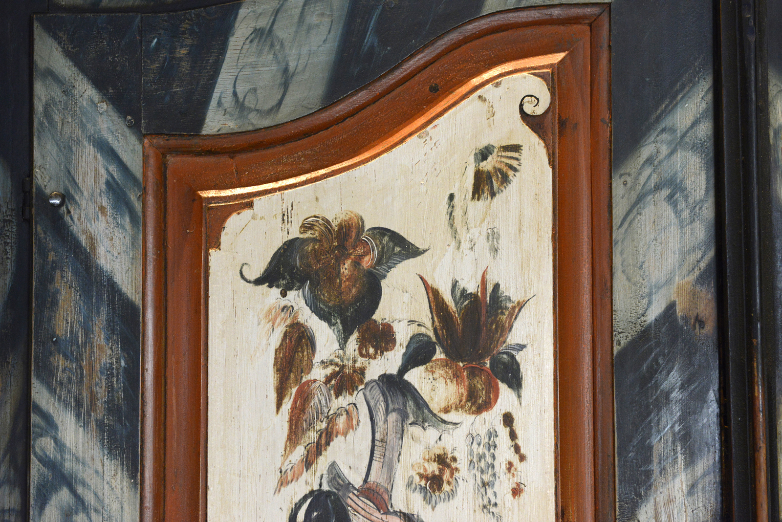 Sebjørn Kverndalen The Gundersen Collection er en imponerende samling av kunst og norske bondeantikviteter. Store deler av samlingen er stilt ut på hotellet Vestlia Resort i fjellbygda Geilo, Norge. The Gundersen Collection har også Norges viktigste private samling med grafikk av Edvard Munch. Ikke minst flere håndkolorerte grafiske verk. Samlingen inneholder også et rikholdig utvalg av eksklusive drikkekar i tre. Samlingen har også mange sentrale verk av maleren Kai Fjell. Her en detalj fra et rosemalt skap dekorert av Sebjørn Kverndalen (1786-1875).