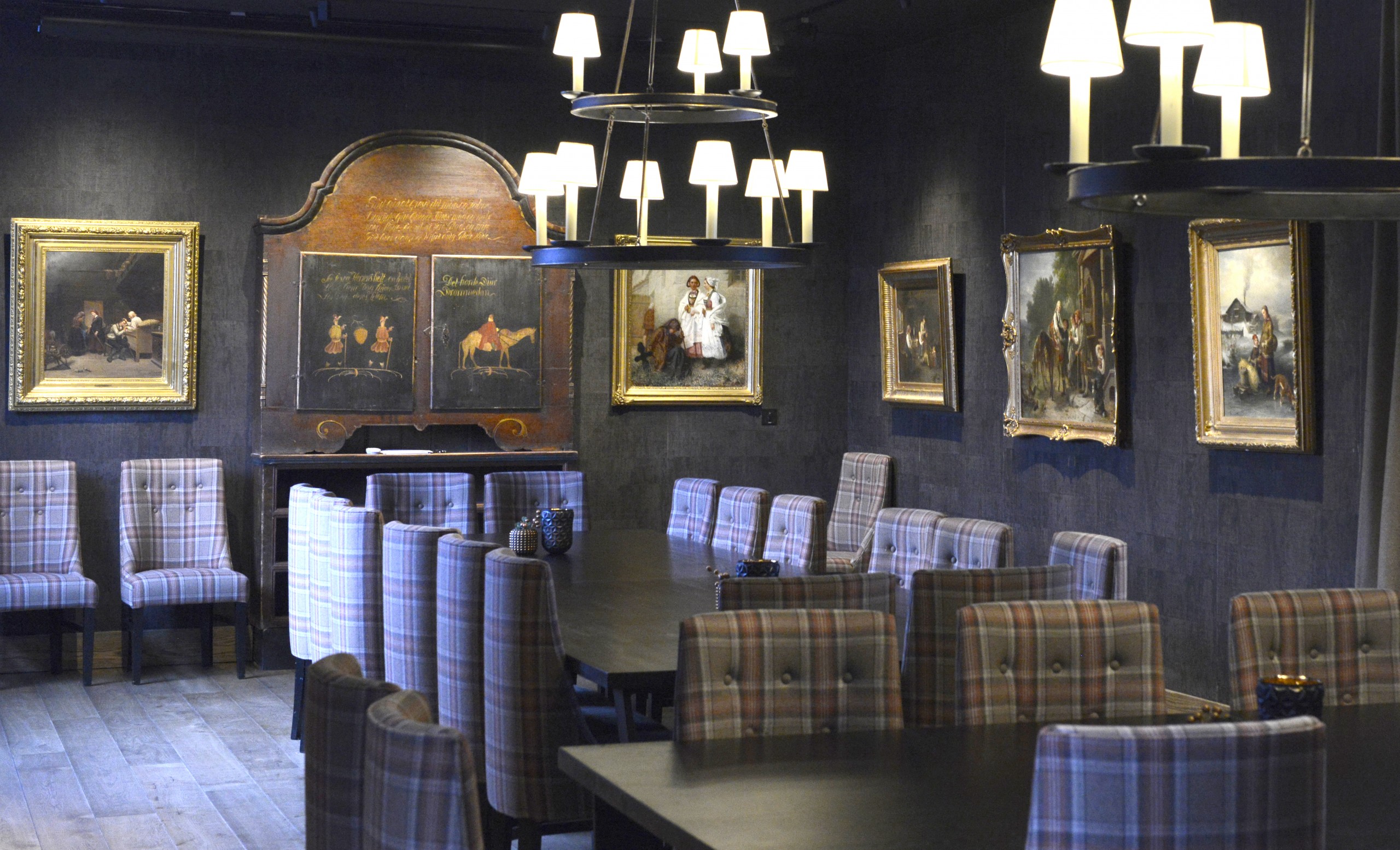 Embrik Bæra The Gundersen Collection er en imponerende samling av kunst og norske bondeantikviteter. Store deler av samlingen er stilt ut på hotellet Vestlia Resort i fjellbygda Geilo, Norge. The Gundersen Collection har også Norges viktigste private samling med grafikk av Edvard Munch. Ikke minst flere håndkolorerte grafiske verk. Her et framskap (matskap) dekorert med to figurer og en dromedar. Malt av Embrik Bæra i 1846 til kårstua på garden Quie (Kvie) i Flå i Hallingdal. Kårstua er fra 1667. Embrik Bæra har malt interiøret i Bæra-salen på Vestlia Resort. På veggene henger også klassikere fra omtrent samme tidsperiode. Bengt Nordenberg (1822-1902), Knut Bergslien (1827–1908) og Adolph Tidemand (1814-1876). Et veggpanel malt av Herbrand Sata (1753–1830) henger også i dette rommet.