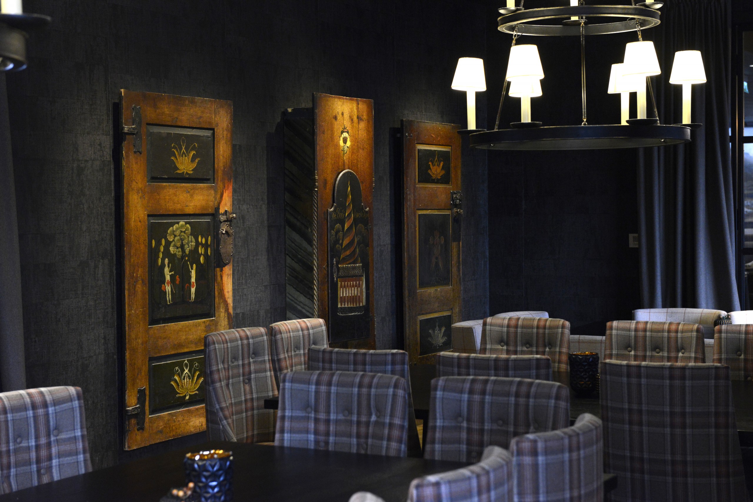 Bæra-salen The Gundersen Collection er en imponerende samling av kunst og norske bondeantikviteter. Store deler av samlingen er stilt ut på hotellet Vestlia Resort i fjellbygda Geilo, Norge. The Gundersen Collection har også Norges viktigste private samling med grafikk av Edvard Munch. Ikke minst flere håndkolorerte grafiske verk. Embrik Bæra malte i 1846 kårstua på garden Quie (Kvie) i Flå i Hallingdal. Kårstua er fra 1667. Embrik Bæra har malt interiøret i Bæra-salen på Vestlia Resort. På veggene henger også klassikere fra omtrent samme tidsperiode. Bengt Nordenberg (1822-1902), Knut Bergslien (1827–1908) og Adolph Tidemand (1814-1876). Et veggpanel malt av Herbrand Sata (1753–1830) henger også i dette rommet.