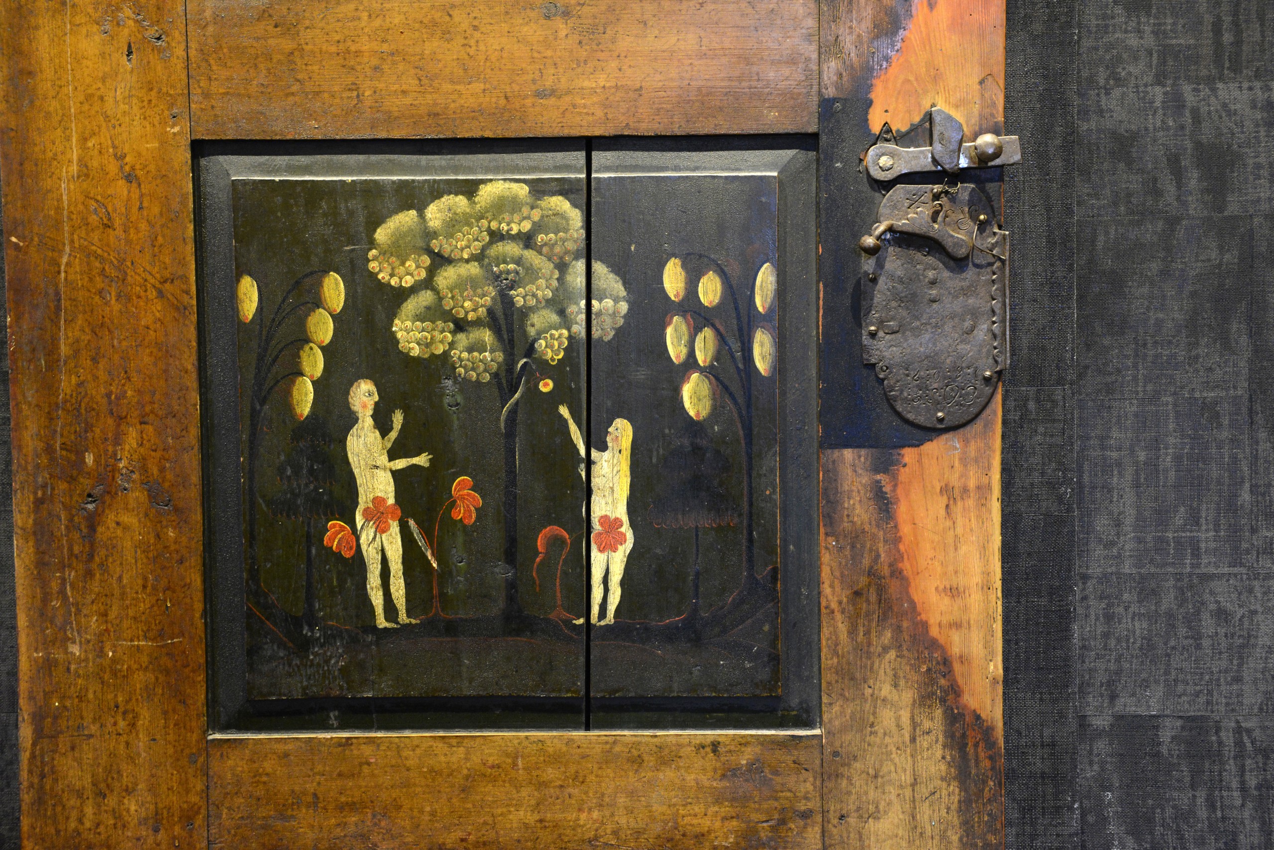 Embrik Bæra The Gundersen Collection er en imponerende samling av kunst og norske bondeantikviteter. Store deler av samlingen er stilt ut på hotellet Vestlia Resort i fjellbygda Geilo, Norge. The Gundersen Collection har også Norges viktigste private samling med grafikk av Edvard Munch. Ikke minst flere håndkolorerte grafiske verk. Her ser vi dør til ene kammerset. Dekorert med «Hallingrosa» som også går igjen på mange av de andre møblene. Malt av Embrik Bæra i 1846 til kårstua på garden Quie (Kvie) i Flå i Hallingdal. Kårstua er fra 1667.