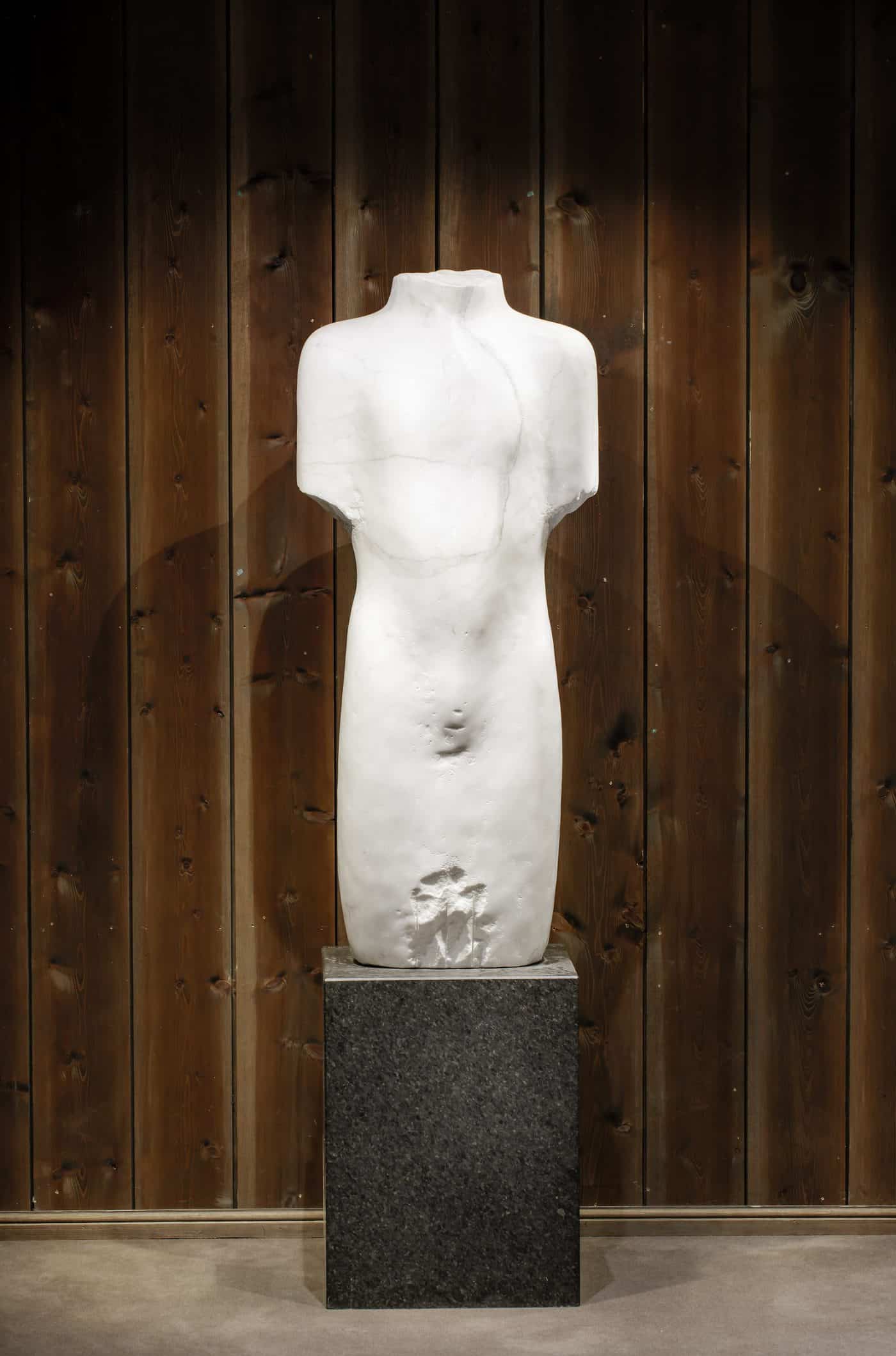 Hugget Torso i marmor av Nico Widerberg (f. 1960) . Signert og datert 2004 bak marmor-torsoen, på granittsokkel. Nicolaus Magnus «Nico» Widerberg er en norsk billedkunstner, fortrinnsvis billedhugger og maler. Widerberg er utdannet ved Statens håndverk- og kunstindustriskole og Statens kunstakademi i Oslo.
