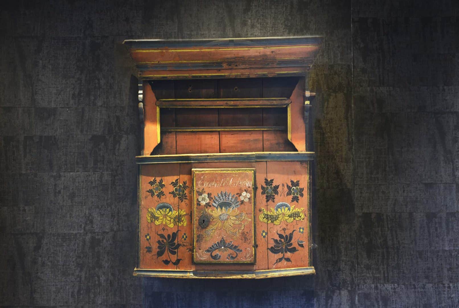 En så langt ukjent maler fra Hallingdal har dekorert denne hengekannestolen i spisesalen på Vestlia Resort. Vakkert bygget og dekorert med rosemaling. Skapet er fra rundt 1840. Rosemalingen kan ved første øyekast minne om Nils Bæra, men er malt av en rosemaler som har hentet inspirasjonen sin fra kanskje både Bæra og Torstein Sand. Skapet er påmalt navnet Engebret Torkildsen.