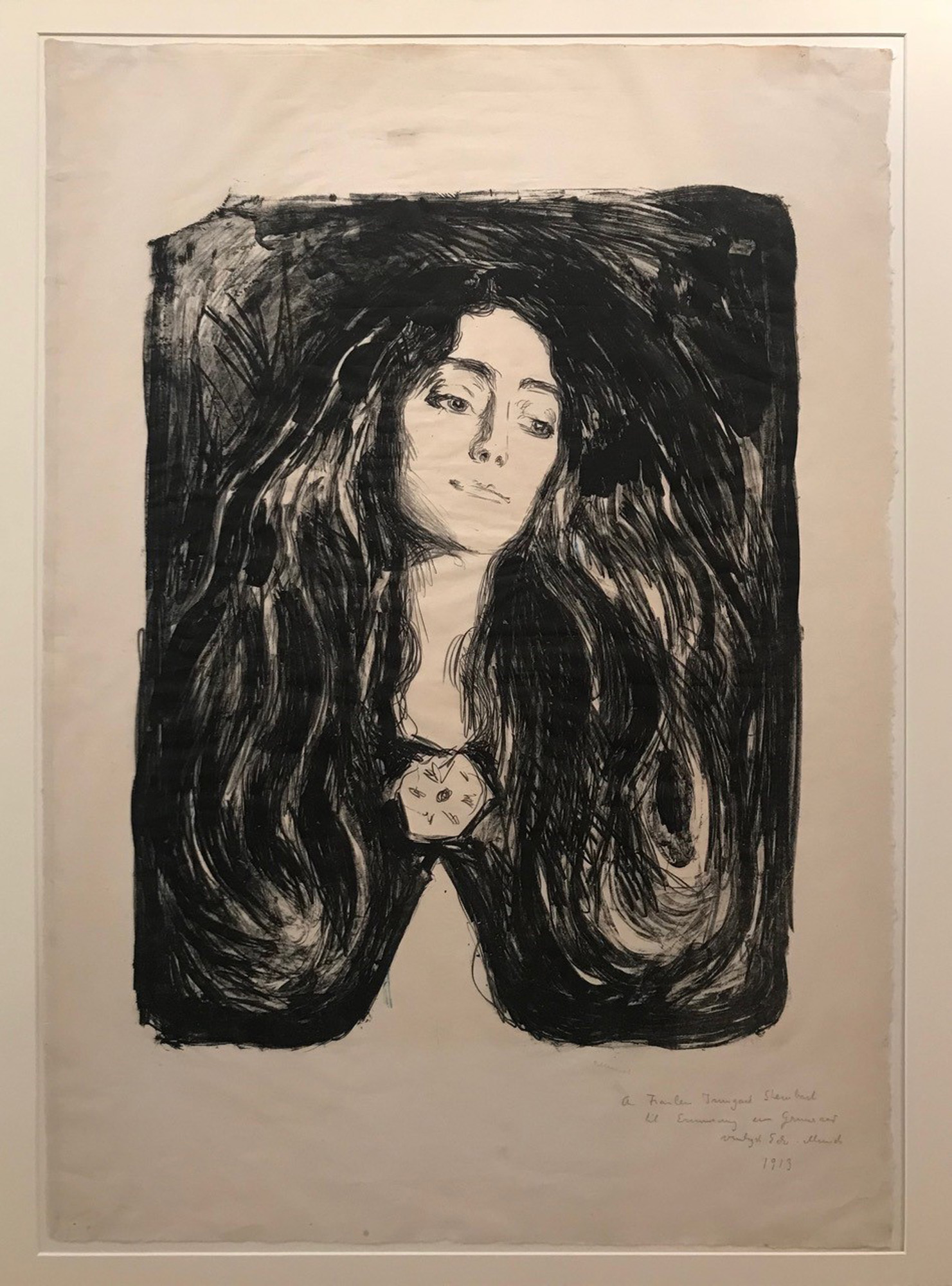Brosjen, Eva Mudocci The Gundersen Collection er en imponerende samling av kunst og norske bondeantikviteter. Store deler av samlingen er stilt ut på hotellet Vestlia Resort i fjellbygda Geilo, Norge. The Gundersen Collection har også Norges viktigste private samling med Munch-grafikk. Ikke minst flere håndkolorerte grafiske verk. Her ser vi Edvard Munch, Brosjen, Eva Mudocci, 1903. Litografi trykket i sort Japan papir. Signert nede til høyre med blyant: E Munch Lengre påskrift av Munch med blyant nede til høyre: A Frauen Irmgart Steinbart til Erinderiung en Grimsrød vennligst Edv Munch 1913