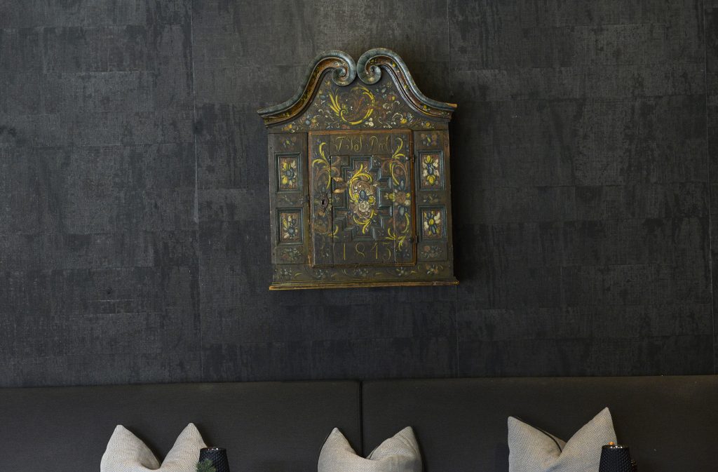 The Gundersen Collection er en imponerende samling av kunst og norske bondeantikviteter. Store deler av samlingen er stilt ut på hotellet Vestlia Resort i fjellbygda Geilo, Norge. The Gundersen Collection har også Norges viktigste private samling med grafikk av Edvard Munch. Ikke minst flere håndkolorerte grafiske verk. Samlingen inneholder også et rikholdig utvalg av eksklusive drikkekar i tre. Samlingen har også mange sentrale verk av maleren Kai Fjell. Her er signaturen til Herman W. Anker. Her et hengeskap dekorert av Hans O. Glittenberg (1788-1873).