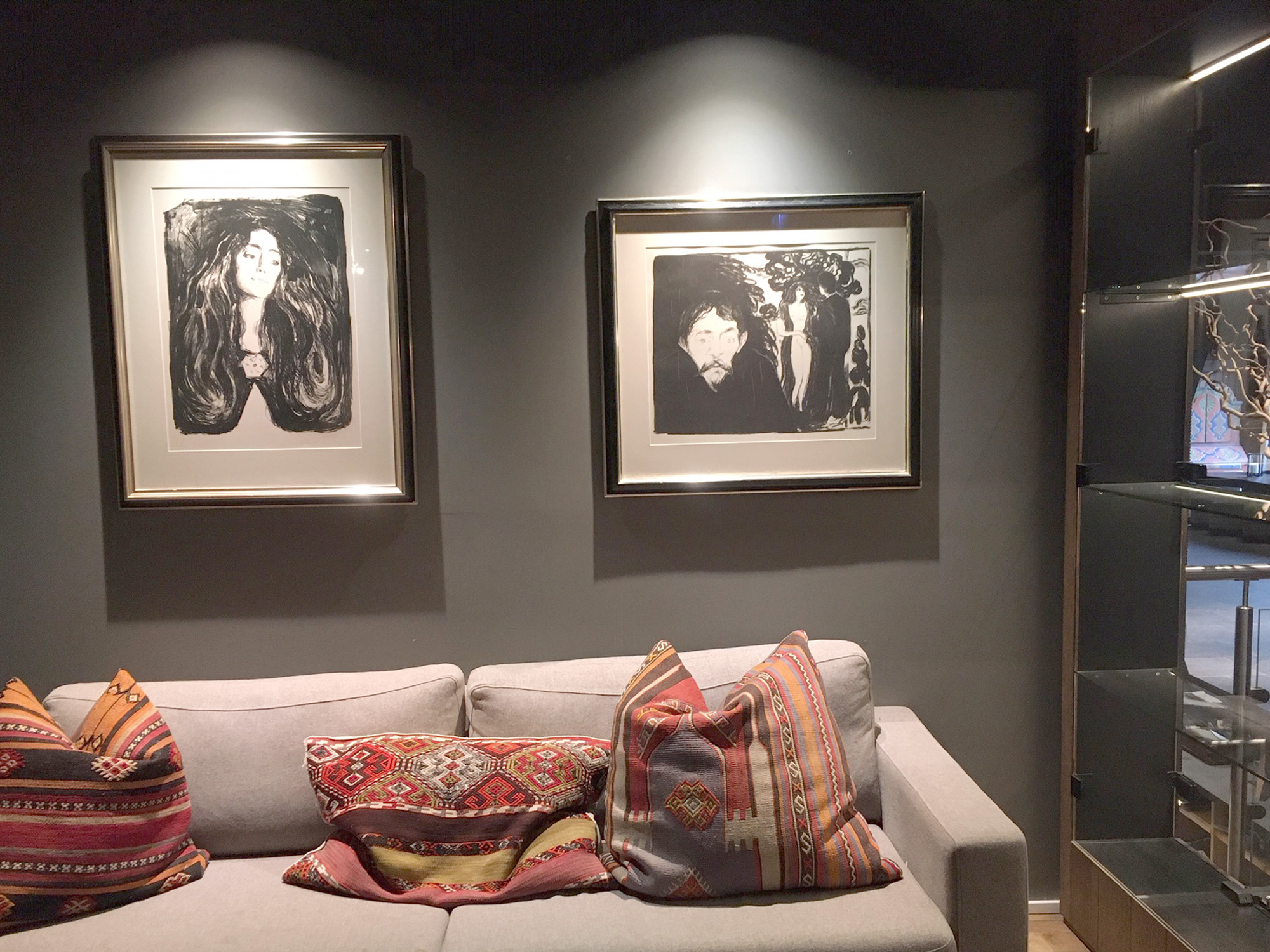 Brosjen og Sjalusi The Gundersen Collection er en imponerende samling av kunst og norske bondeantikviteter. Store deler av samlingen er stilt ut på hotellet Vestlia Resort i fjellbygda Geilo, Norge. The Gundersen Collection har også Norges viktigste private samling med Munch-grafikk. Ikke minst flere håndkolorerte grafiske verk. Her ser vi Edvard Munch, litografiet "Brosjen" til venstre og "Sjalusi" til høyre.
