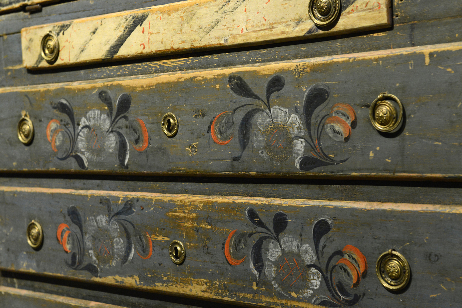 Rosemaling The Gundersen Collection er en imponerende samling av kunst og norske bondeantikviteter. Store deler av samlingen er stilt ut på hotellet Vestlia Resort i fjellbygda Geilo, Norge. The Gundersen Collection har også Norges viktigste private samling med grafikk av Edvard Munch. Ikke minst flere håndkolorerte grafiske verk. Samlingen har også mange gode rosemalte bondemøbler. Her ser vi en detalj fra et skatoll med overskap malt av Tore Kravik.