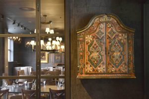 Hengeskap The Gundersen Collection er en imponerende samling av kunst og norske bondeantikviteter. Store deler av samlingen er stilt ut på hotellet Vestlia Resort i fjellbygda Geilo, Norge. The Gundersen Collection har også Norges viktigste private samling med grafikk av Edvard Munch. Ikke minst flere håndkolorerte grafiske verk. Samlingen har også mange gode rosemalte bondemøbler. Her ser vi et hengeskap malt av rosemaleren Ivar O. Nos (1791-1840)
